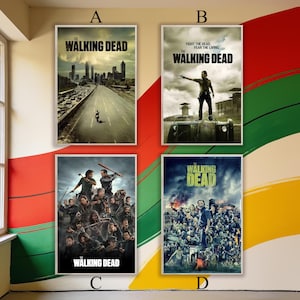 Può includere: Quattro poster incorniciati con immagini della serie televisiva "The Walking Dead". I poster mostrano varie scene, tra cui un'autostrada con una figura solitaria, un uomo su un veicolo e gruppi di personaggi. Ogni poster ha il titolo dello show.