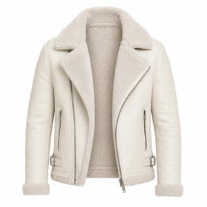 Può includere: Una giacca color bianco sporco con una spessa fodera in pelliccia sintetica color crema e ampi revers. La giacca presenta una chiusura frontale con zip diagonale, due tasche laterali verticali con zip e cinturini con fibbia in vita.