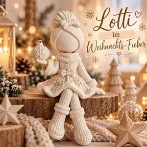 Könnte beinhalten: Eine beige, texturierte Figur mit hochgestecktem Haar, die einen Pullover und einen Rock mit Schneeflocken-Details trägt und eine kleine Kugel hält. Der Text Lotti im Weihnachts-Fieber ist in brauner Schreibschrift mit Schneeflocken abgebildet.