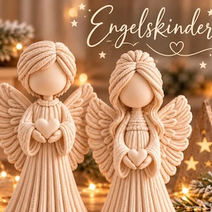 Könnte beinhalten: Zwei cremefarbene Engelsfiguren mit Kordelstruktur stehen nebeneinander und halten jeweils ein kleines Herz. Der Text "Engelskinder" steht in eleganter Schreibschrift über den Figuren, ergänzt durch kleine Sterne und Herzsymbole.