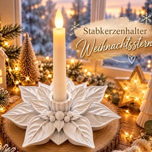Könnte beinhalten: Ein weißer Kerzenhalter in Form eines Weihnachtssterns mit einem zentralen, geriffelten Becher für eine lange, cremeweiße Stabkerze. Die Basis zeigt geformte Blätter und kleine Beeren. Der Text lautet Stabkerzenhalter Weihnachtsstern.