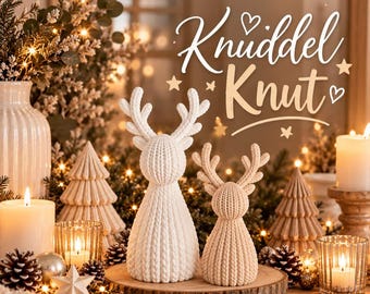 Puede incluir: Dos figuras de reno en color blanco y beige con una textura que imita el tejido de punto. El texto "Knuddel Knut" aparece en letra cursiva blanca sobre las figuras, junto a pequeños iconos de corazones y estrellas.