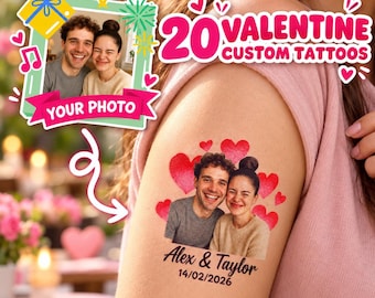Op de afbeelding: Een tijdelijke tatoeage op de huid met een kleurenfoto van een glimlachend stel omringd door rode hartillustraties, met de tekst Alex & Taylor en de datum 14/02/2026 in zwarte letters op de huid gedrukt.