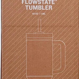 K&ouml;nnte beinhalten: Kartonverpackung mit einem Stanley Flowstate Tumbler. Die Box zeigt das Stanley-Logo und eine Strichzeichnung des Tumblers. Der Becher fasst 1,18 l und h&auml;lt Getr&auml;nke 11 Stunden kalt, 2 Tage lang eisgek&uuml;hlt und 7 Stunden hei&szlig;.