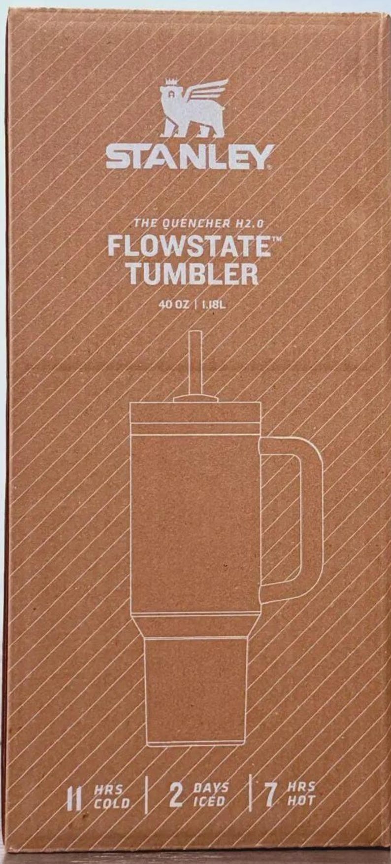 K&ouml;nnte beinhalten: Kartonverpackung mit einem Stanley Flowstate Tumbler. Die Box zeigt das Stanley-Logo und eine Strichzeichnung des Tumblers. Der Becher fasst 1,18 l und h&auml;lt Getr&auml;nke 11 Stunden kalt, 2 Tage lang eisgek&uuml;hlt und 7 Stunden hei&szlig;.