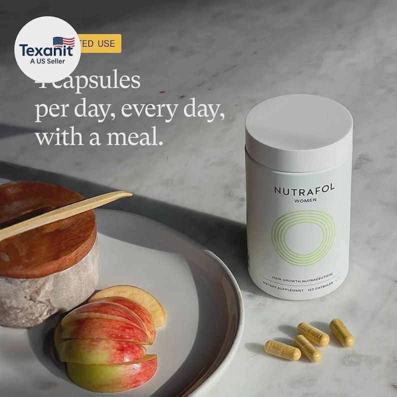 Puede incluir: Una botella cil&iacute;ndrica blanca de suplemento para el crecimiento del cabello Nutrafol Women con una etiqueta verde y blanca, junto con cuatro c&aacute;psulas. La imagen incluye manzanas en rodajas y el texto "c&aacute;psulas por d&iacute;a, todos los d&iacute;as, con una comida."