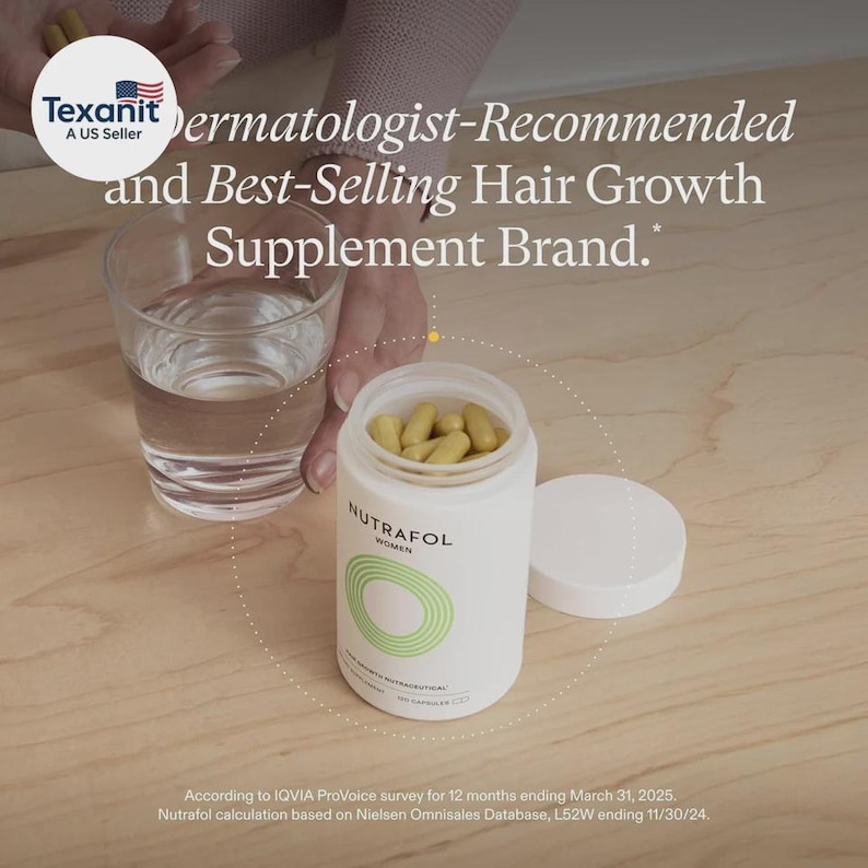 Puede incluir: Una botella blanca de suplementos para el crecimiento del cabello Nutrafol Women con un dise&ntilde;o circular verde y el texto "Nutrafol Women". La botella est&aacute; abierta, revelando c&aacute;psulas amarillas. Un vaso de agua est&aacute; al lado de la botella. El texto dice "Dermatologist-Recommended and Best-Selling Hair Growth Supplement Brand."