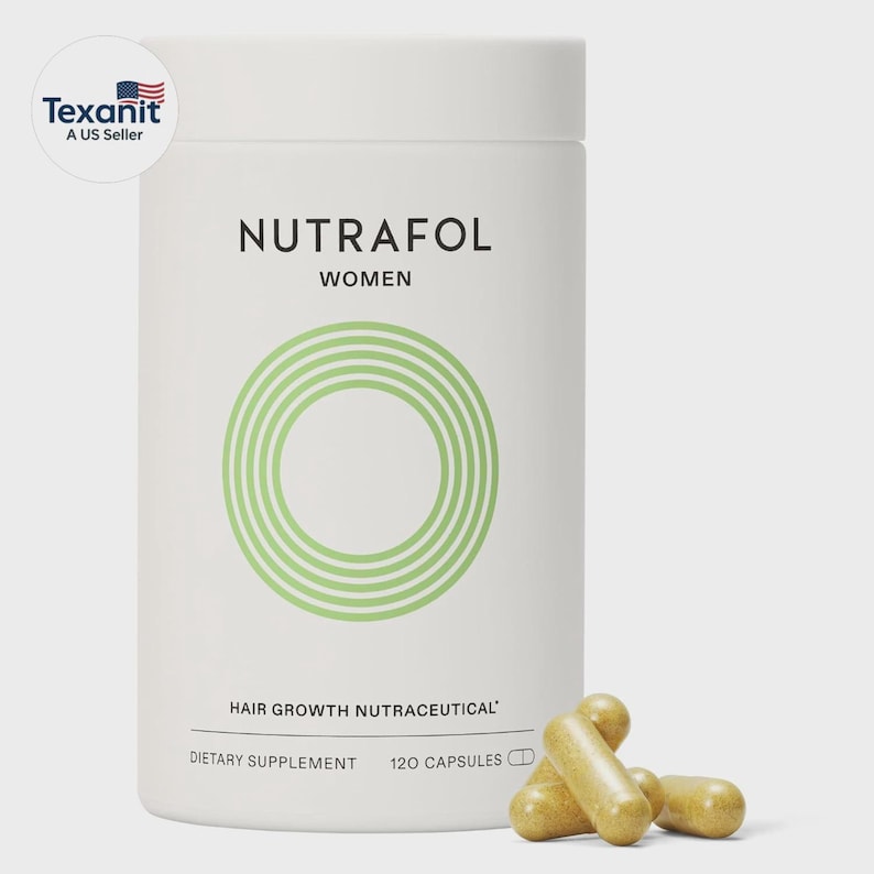 Puede incluir: Una botella cil&iacute;ndrica blanca de Nutrafol Women, un suplemento diet&eacute;tico nutrac&eacute;utico para el crecimiento del cabello. La botella tiene c&iacute;rculos conc&eacute;ntricos verdes y el texto "Nutrafol Women". Cuatro c&aacute;psulas de color beige est&aacute;n delante de la botella. Contiene 120 c&aacute;psulas.