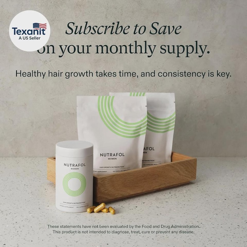 Puede incluir: Una botella cil&iacute;ndrica blanca y dos bolsas blancas con dise&ntilde;os circulares verdes, etiquetadas como "NUTRAFOL WOMEN", se encuentran en una bandeja de madera. Varias c&aacute;psulas amarillas est&aacute;n al frente. El texto dice "Suscr&iacute;bete para ahorrar en tu suministro mensual."