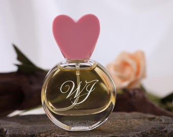 Frasco de perfume redondo de vidro gravado | Frasco de perfume de viagem personalizado com tampa em forma de coração (25ml)