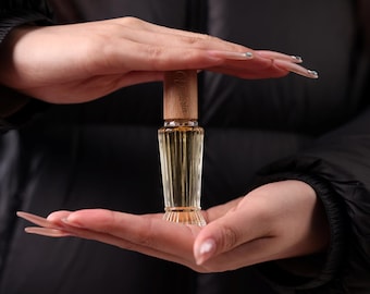 10ml Mini-Luxus-Parfüm-Flasche | Nachfüllbarer Glaszerstäuber mit Holzverschluss | Personalisiertes Duftgeschenk für Sie, Reisen & Heimgebrauch