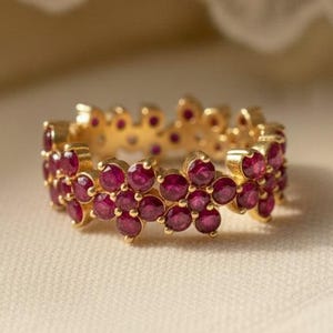 Anello dell'eternità con fascia floreale in rubino rosa, anello con fascia spessa floreale in rubino, anello per anniversario con pietra preziosa rosa, anello di promessa con pietra portafortuna di luglio