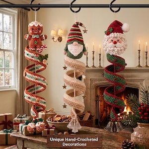 Puede incluir: Tres decoraciones colgantes en espiral con un hombre de jengibre, un gnomo y Papá Noel tejidos a ganchillo. Cada adorno tiene una larga cola en espiral en colores festivos con adornos como botones, cuentas y pequeñas campanas en la base.
