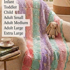 Op de afbeelding: Een gehaakte deken met verticale strepen in pastelroze, mintgroen en lavendel in een schelpenpatroon. De tekst op de afbeelding luidt: 8 SIZES Baby Infant Toddler Child Adult Small Adult Medium Adult Large Extra Large.