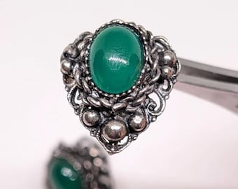 Preciosos pendientes Art Déco con un cabujón central verde.