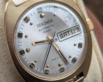 Très belle Sekonda automatique date jour, fabriquée en URSS. Fonctionne parfaitement.
