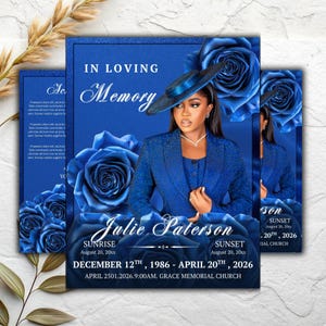 Op de afbeelding: Een koningsblauwe gedenkkaart met een vrouw in een blauw pak en hoed, omringd door blauwe rozen. De tekst luidt "In Loving Memory", de naam "Julie Paterson" en data.