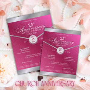 Op de afbeelding: Twee roze en zilveren jubileumuitnodigingen met de tekst "25th Anniversary MICHAEL & SHERRY HAMILTON" en evenementdetails. De uitnodigingen zijn voor een kerkjubileum en bevatten de datum, tijd en locatie.