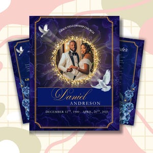 以下が含まれることがあります： ネイビーブルーのウェディングプログラム3部セット。メインプログラムには、金色の円の中にカップルの写真があり、「Daniel Andreson」という名前と「1900年12月12日～2025年4月20日」という日付が記載されています。白い鳩と花のアクセントがデザインを完成させています。
