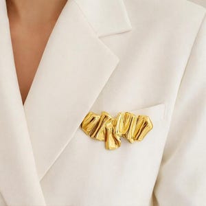 Eendelige, opvallende geplooide golfbroche, elegante, lichte, luxe gouden broche voor dames, trendy en veelzijdig sieraad voor dagelijks gebruik.