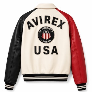 Pu&ograve; includere: Una giacca varsity con corpo color crema e maniche nere e rosse. Il retro mostra la scritta nera AVIREX e USA, con una toppa circolare al centro che riporta il testo US AMERICAN LEGEND e uno scudo con strisce rosse e bianche.