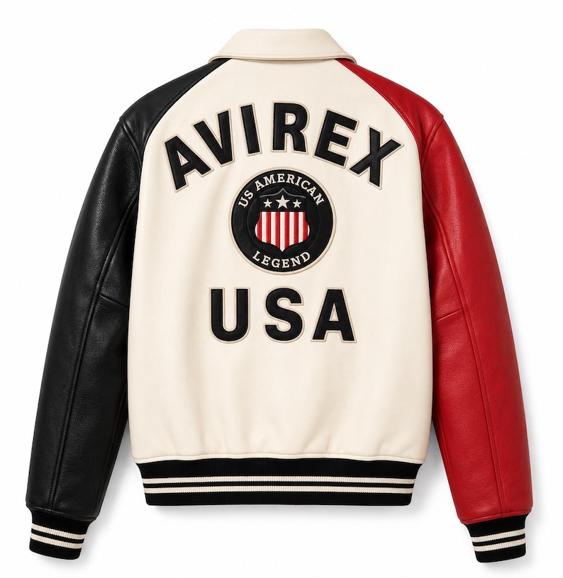Pu&ograve; includere: Una giacca varsity con corpo color crema e maniche nere e rosse. Il retro mostra la scritta nera AVIREX e USA, con una toppa circolare al centro che riporta il testo US AMERICAN LEGEND e uno scudo con strisce rosse e bianche.