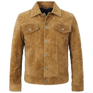 Puede incluir: Chaqueta de ante marrón claro con cuello clásico y cierre de botones. La chaqueta tiene dos bolsillos en el pecho con cierre de botón y puños abotonados. La chaqueta es de peso medio y tiene un corte entallado.