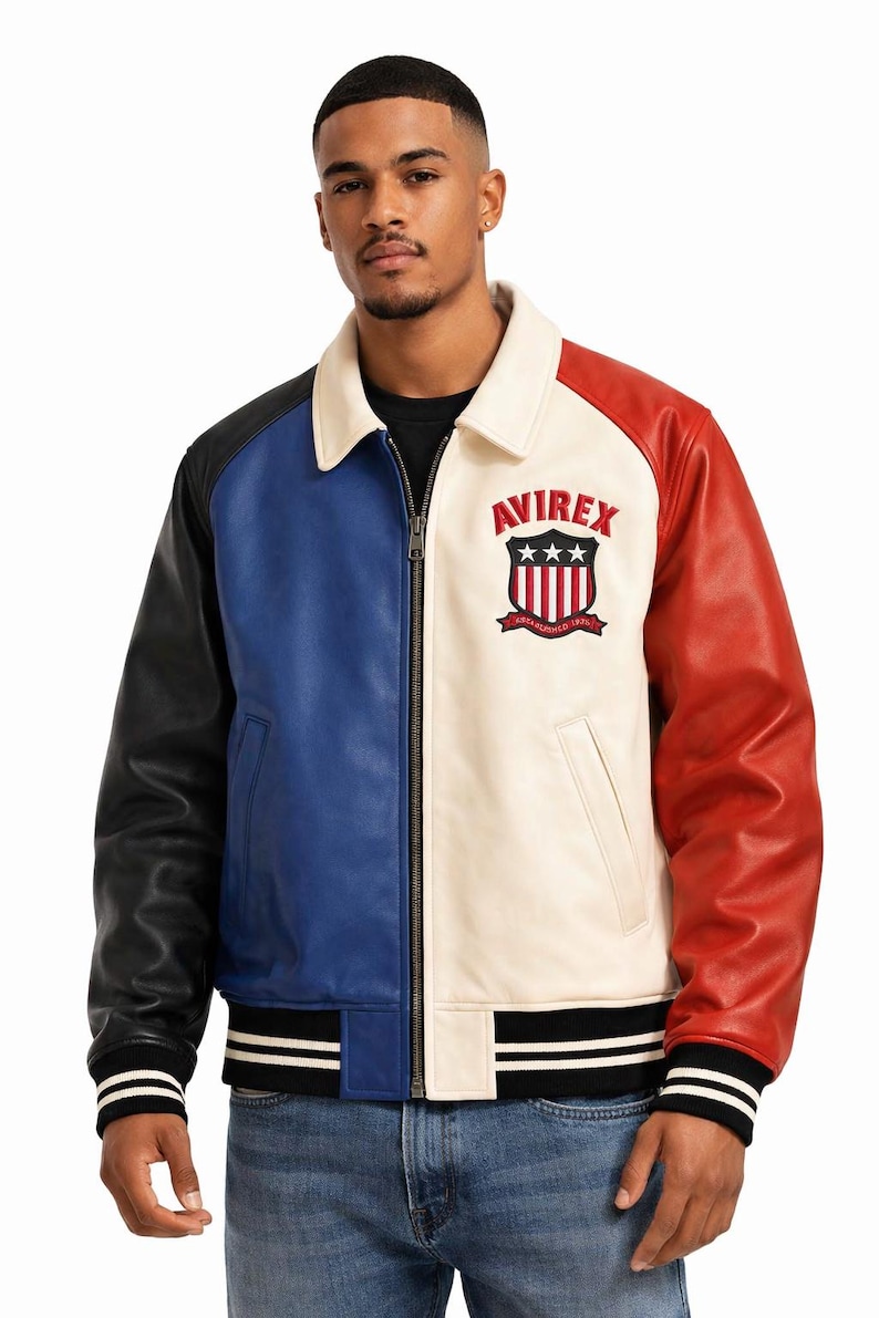 Pu&ograve; includere: Una giacca in pelle color-block con manica destra nera, pannello pettorale destro blu e pannello pettorale sinistro color crema con manica sinistra rossa. La giacca presenta un colletto color crema, una cerniera frontale e il logo AVIREX.