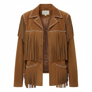 Könnte beinhalten: Braune Wildlederjacke mit Fransen und silbernen Nieten. Die Jacke hat einen klassischen Kragen, einen Knopfverschluss und Taschen. Ein stilvolles Oberbekleidungsstück im Western-Stil.