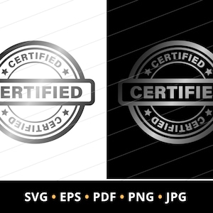Pode incluir: Uma insígnia prateada "CERTIFICADO" com um design circular e uma faixa retangular. A palavra "CERTIFICADO" é exibida em negrito. A insígnia é definida contra um fundo branco e preto.
