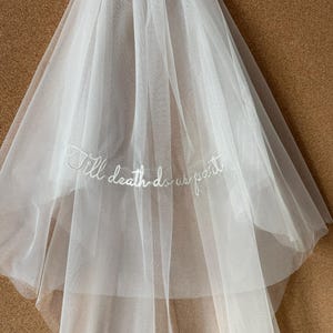Personalisierter Brautschleier – Individuell bestickter Kopfschmuck für Hochzeit, Junggesellinnenabschied oder Brautparty