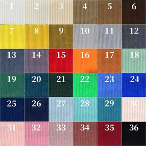 Puede incluir: Un juego de tres tazas de cer&aacute;mica con acabado mate moteado. Cada taza presenta un color diferente: azul claro, crema y gris. Las tazas tienen un dise&ntilde;o simple y moderno y un asa c&oacute;moda.