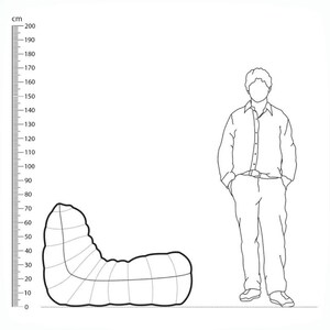 Puede incluir: Dibujo lineal de un puf, de aproximadamente 70 cm de largo, junto a una persona. La silla tiene una forma curva con l&iacute;neas de cuadr&iacute;cula. Una regla de cent&iacute;metros est&aacute; en el lado izquierdo de la imagen.