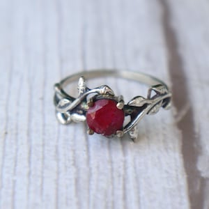 Anillo de rubí con diseño de hoja de plata de ley, joyería llamativa hecha a mano con engaste de garras.