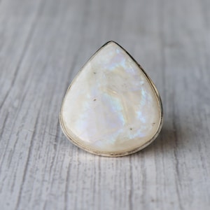 レインボームーンストーンのペアシェイプ、925シルバーリング、ハンドメイドリング、ステートメントリング、ティアドロップリング、ボヘミアンリング、ユニークなリング、エレガントなリング、ギフトアイテム