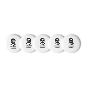 Peut inclure: Cinq badges ronds blancs avec un graphisme noir d'un homme barbu portant des lunettes de soleil et le texte "I WILL NEVER CHANGE". Les badges sont disposés en ligne.