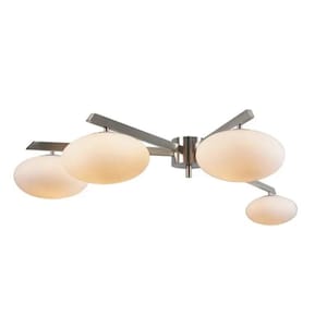 Op de afbeelding: Een moderne plafondlamp met een geborstelde nikkel afwerking. Het heeft vier ovale, matglazen kappen. Het ontwerp is minimalistisch, geschikt voor diverse interieurstijlen. Een stijlvolle toevoeging.