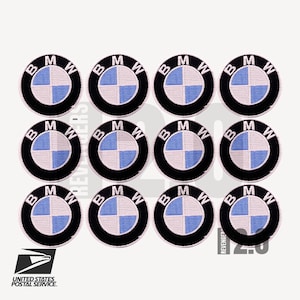 Może przedstawiać: Kolekcja dwunastu naszywek z logo BMW. Każda naszywka przedstawia kultowy niebiesko-biały kwadrat w czarnej okrągłej obwódce, z białymi literami "BMW". Naszywki są ułożone na białym tle.