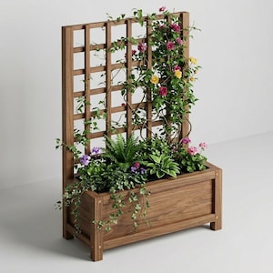 Può includere: Una fioriera rettangolare in legno con un traliccio verticale integrato. La fioriera contiene una varietà di fogliame verde, tra cui felci ed edera, accentuato da piccoli fiori rosa, gialli e viola che si arrampicano sulla struttura a griglia.