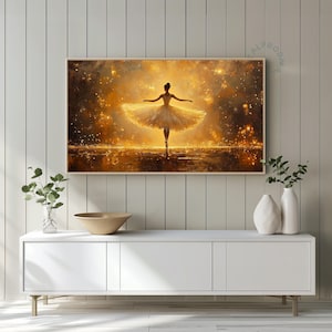 Peut inclure: Une impression d'art mural rectangulaire représentant une danseuse en tutu blanc, placée sur un fond doré éclatant et lumineux rempli de particules de lumière scintillantes, encadrée par une fine bordure en bois clair.