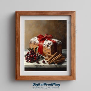 Puede incluir: Una impresión enmarcada que presenta una naturaleza muerta festiva. Un pastel de frutas espolvoreado con azúcar glas está atado con una cinta roja. Palitos de canela, bayas rojas y hojas de acebo están dispuestos sobre una superficie de mármol. El texto "DigitalProdMag" está en la parte inferior.