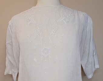 Circa 1905 Vintage Edwardian White Cotton Lawn Blouse w/ Cutwork, Embroidery, & Button Up Back sz XS/S