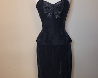1986 Gunne Sax Strapless Black Velvet Cocktail Dress with Peplum & Sequin Bow Detail sz S