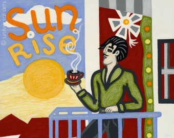 Op de afbeelding: Een man in een groen shirt en zwarte broek staat op een balkon en houdt een kopje koffie vast. Het balkon heeft een blauwe balustrade en een rode muur erachter. De tekst "Sun Rise" is zichtbaar op de achtergrond. Een zwarte kat zit op de vloer van het balkon.