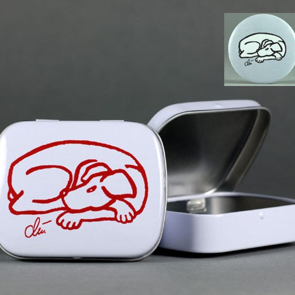 Jacqueline Ditt - Tin Box Dog Red (PLUS Button) Minidose / Pillendose / Art Multiple Blechdose / Dose  PLUS  Button Dog-Black on grey Font