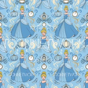 Könnte beinhalten: Ein sich wiederholendes Muster mit Aschenputtel in einem blauen Kleid, Kürbissen, Uhren, Glasschuhen und einer Kutsche auf hellblauem Hintergrund. Das Design enthält goldene Wirbel und den Text "TOON NETWORK".