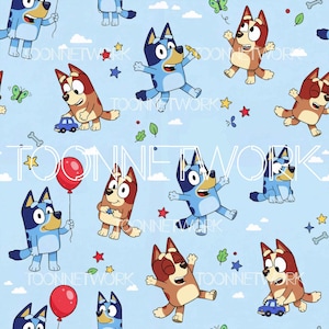 Può includere: Un tessuto azzurro con un motivo ripetuto di cani dei cartoni animati in varie pose. I cani sono principalmente blu e marroni, alcuni con palloncini, macchine e pastelli. Lo sfondo include stelle, ossa, foglie e nuvole.