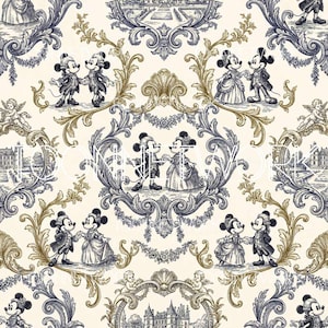 Op de afbeelding: Crèmekleurige stof met een herhalend patroon van Mickey en Minnie Mouse in vintage kleding, tegen sierlijke goud- en marineblauwe barokke versieringen. Het ontwerp bevat cherubs, kastelen en decoratieve frames.