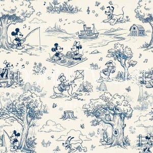 Puede incluir: Un caprichoso patrón de toile de Jouy con Mickey Mouse, Minnie Mouse, el Pato Donald y Pluto en un entorno exterior sereno. El diseño incluye árboles, un granero, un barco y una escena de picnic, todo en azul sobre un fondo crema.