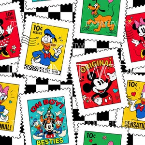 Puede incluir: Un patrón repetitivo de sellos postales con personajes de Disney como Mickey Mouse, el Pato Donald y Pluto. Los sellos están colocados sobre un fondo a cuadros en blanco y negro, con texto como "Besties" y "Original".